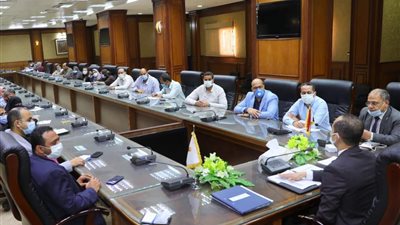 نائب محافظ سوهاج يجتمع بأعضاء الغرفة المركزية لمتابعة شكاوى المواطنين عن 