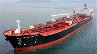 إيقاف حركة الشحن بقناة السويس بسبب السفينة الجانحة يرفع أسعار النفط لـ2%