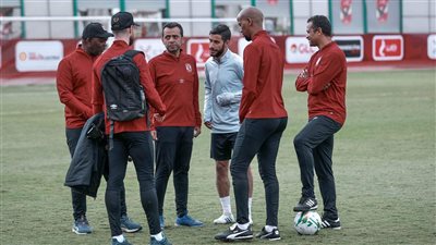 جلسة منفردة لموسيماني مع ناصر ماهر على هامش مران الأهلي