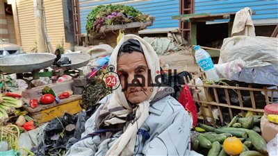 تعمل منذ 50 عامًا ووهبت حياتها لتربية أبناء شقيقها.. قصة أقدم بائعة خضار بالمنوفية