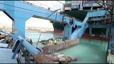 الانتهاء من أعمال التكريك بموقع السفينة الجانحة بقناة السويس بنسبة 100%