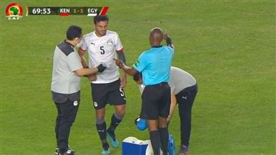 حمدي فتحي يخرج مصابًا من مباراة مصر وكينيا 