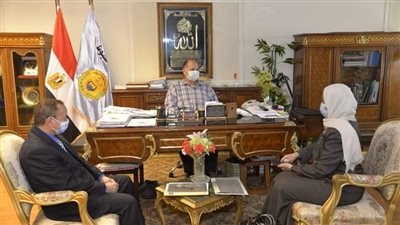 محافظ أسيوط ومسئولو جهاز التعمير يبحثون خطط العمل الجاري تنفيذها بقرى تطوير الريف المصري