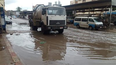 دمياط تواصل رفع مياه الأمطار من الشوارع (صور)