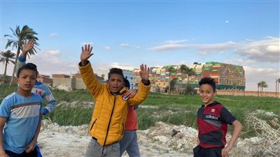 أطفال يمرحون حول السفينة الجانحة بمنطقة أبو الرجولة بالقرب من السويس (صور وفيديو)