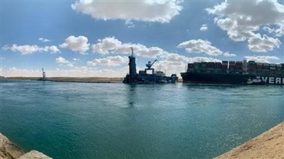 أسامة ربيع يوجه بتكثيف الجهود لتعويم السفينة الجانحة بقناة السويس