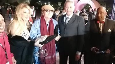 محيي إسماعيل بالجلباب البلدي في افتتاح الأقصر للسينما الإفريقية: 