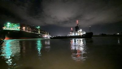 مميش يضع الحلول لإعادة تعويم السفينة الجانحة بقناة السويس 