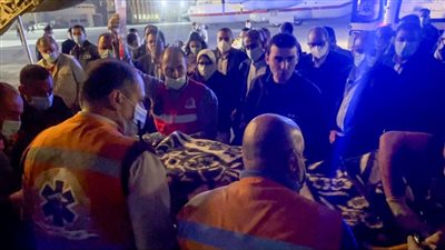 وزيرة الصحة تصل القاهرة برفقة 3 مصابين بحادث قطاري سوهاج للعلاج بمعهد ناصر(صور)