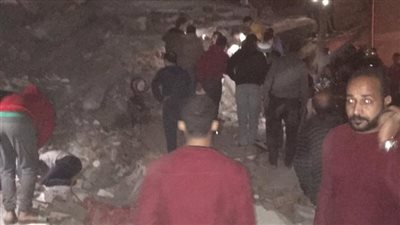 انتشال 4 أشخاص من تحت انقاض عقار جسر السويس المنهار بالقاهرة وجاري البحث عن مفقودين