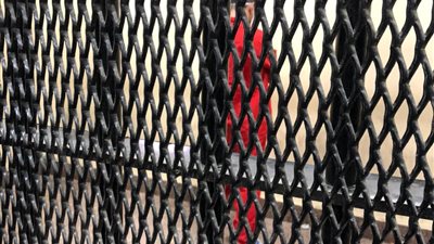 شاهد سفاح الجيزة قبل النطق بالحكم أمام محكمة جنايات الجيزة (صور وفيديو)