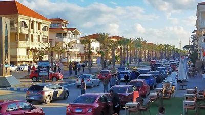 رغم برودة الجو.. إقبال كبير على مدينة رأس البر وتكدس مروري