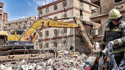 النيابة تباشر التحقيق مع رئيس حي جسر السويس بشأن العقار