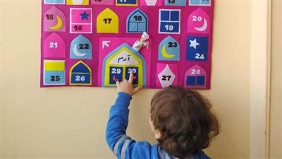 فتاة تبتكر فكرة جديدة لتشجيع الأطفال على الصيام (صور)
