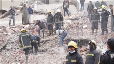 استخراج جثة طفل من أسفل أنقاض عقار جسر السويس المنهار