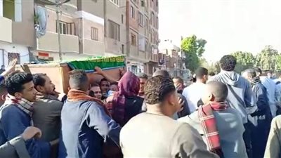 أهالي قنا يشيعون جثمان أحد ضحايا حادث قطاري سوهاج إلى مثواه الأخير (فيديو)