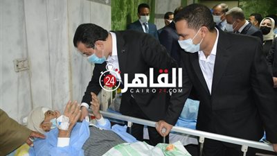 محافظ سوهاج ووكيل مجلس النواب يتفقدان مصابي حادث قطاري طهطا