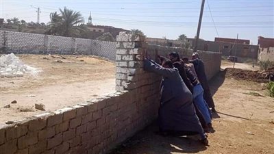 إزالة 3 حالات تعدٍ على الأراضي الزراعية بمركز طامية في الفيوم (صورة)