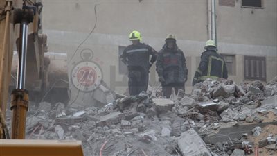 صاحبه سوري الجنسية.. استمرار انتشال جثث عمال مصنع الملابس بعقار جسر السويس المنهار