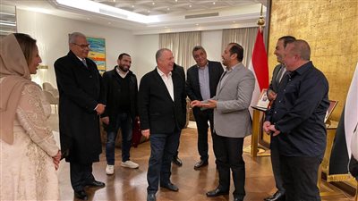 السفير الإماراتي يكرم هاني أبو ريدة بعد احتفاظه بعضوية 