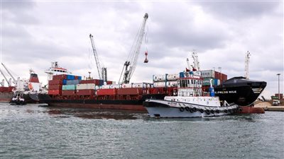 ميناء دمياط ينجح في إنقاذ سفينة حاويات بعد تعطل ماكيناتها الرئيسية (صور)