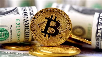 لماذا فقدت بيتكوين نصف قيمتها في أقل من عام؟