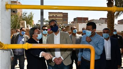 محافظ الفيوم يتفقد التشغيل التجريبي لمصنع 