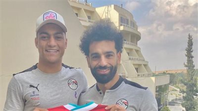 محمد صلاح يهدي مصطفى محمد قميص ليفربول 