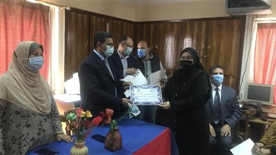 إدارة بنها التعليمية تكرم الأم المثالية و11 موظفًا مثاليًا