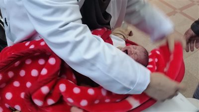 عمره 60 دقيقة.. تطعيم أصغر طفل في الشرقية ضد شلل الأطفال (صور)