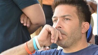 سيارة يقودها مراهق.. مجهولون يعتدون على الفنان ياسر فرج بعد حادث سير