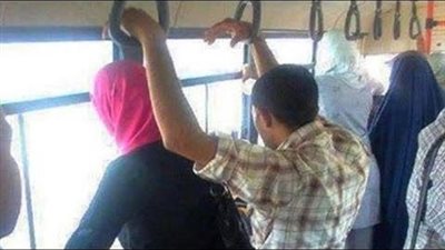 أفعال وإيحاءات جنسية.. التحرش بفتاة داخل أتوبيس بالجيزة (فيديو)