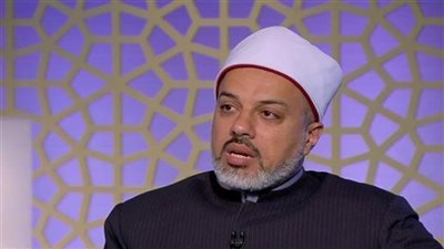 ما حكم الزوج الذي لا يباشر زوجته منذ سنوات ويقيم علاقات عن طريق الإنترنت؟ (فيديو)