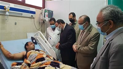 نائب رئيس جامعة الأزهر لفرع أسيوط يزور مصابي حادث قطاري سوهاج (صور)