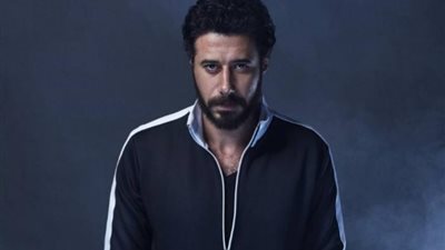 أحمد السعدني يدعم النادي الأهلي قبل مباراة كايزر تشيفز: 