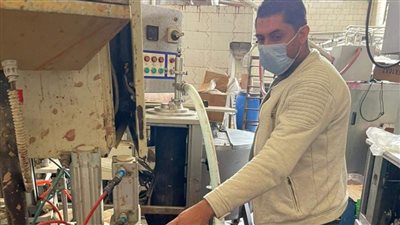 ضبط مصنعين لإنتاج الحلوى والآيس كريم يستخدمان علامات تجارية مقلدة بكفر الشيخ