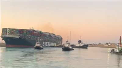 بدء تحرك السفينة الجانحة بقناة السويس بعد استجابتها لعمليات التعويم