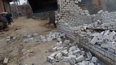 إزالة 3 حالات لبناء مخالف بالخانكة (صور) 