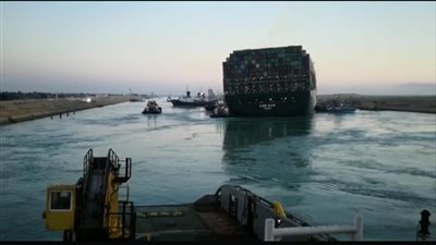 مهاب مميش: مضاعفة العمل في قناة السويس لإنهاء أزمة السفن العالقة بعد استئناف الملاحة