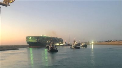 الله اكبر يا فرج الله .. هتافات عمال قناة السويس بعد نجاح تعويم السفينة الجانحة (فيديو)