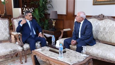 محافظ بورسعيد يشكر للعاملين بهيئة قناة السويس لنجاح جهودهم فى تعويم السفينة الجانحة