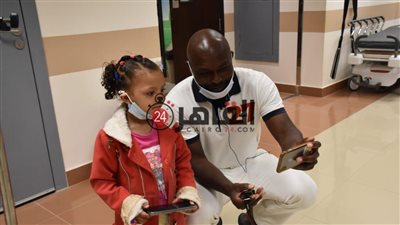 النجم العالمى جيمى جان لويس يزور مستشفى الأورمان للسرطان بالأقصر ويلتقط الصور التذكارية مع الأطفال