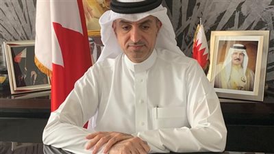 سفير البحرين يبارك لمصر نجاح جهود تعويم السفينة الجانحة بقناة السويس