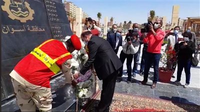 محافظ أسوان يضع أكليلًا من الزهور على النصب التذكاري لشهداء الوطن والواجب