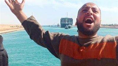 عامل بقناة السويس يرصد لحظة سير السفينة العالقة: 