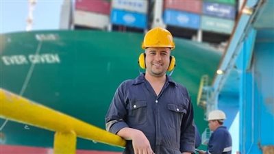 تختلف الانتصارات والفرحة واحدة.. عامل بقناة السويس بعد تحريك السفينة: 