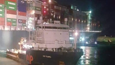 القاطرة الهولندية تبدأ المشاركة في تعويم السفينة الجانحة بقناة السويس 