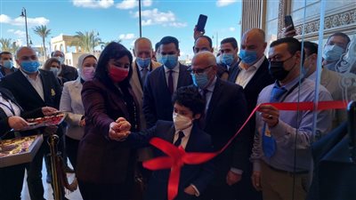 محافظ بورسعيد ونائب وزير السياحة يفتتحان فندقًا سياحيًّا (صور)