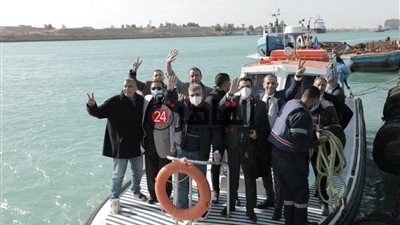 بعلم مصر.. أسامة ربيع يودع السفينة البنمية بعد نجاح جهود التعويم (صور)