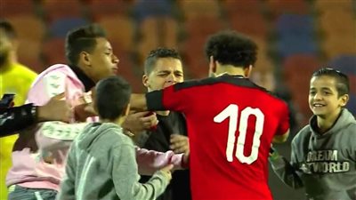 محمد صلاح ينفعل على الجماهير بسبب نزولهم الملعب بعد مباراة جزر القمر (فيديو) 